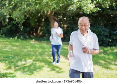 Älteres Ehepaar im Freien