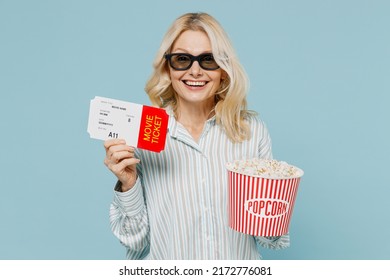 Elderly Happy Smiling Caucasian Happy Woman In 3d Glasses Watch Movie Film Hold Bucket Of Popcorn Ticket Isolated On Plain Pastel Blue Color Background. People Emotions In Cinema Lifestyle Concept.