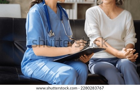 Elderly health checkups with a physician or psychiatrist who works with patients who are consulted about female or psychiatric diagnosis in a medical clinic.