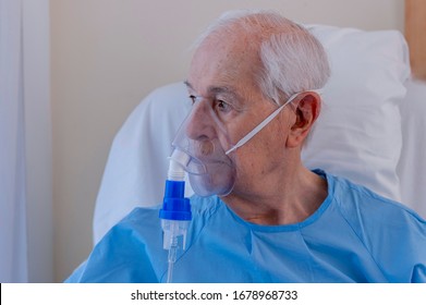 Elderly man hospitalized, with an oxygen mask
