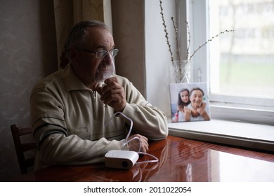 Elderly man on oxygen mask, nebulizer - Shutterstock ID 2011022054