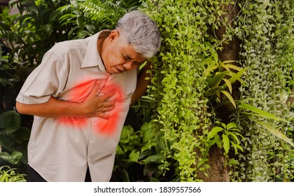 An elderly man is sick with lung disease. I have severe chest pain and shortness of breath, I am walking in the outdoor corridor. Chronic obstructive pulmonary disease : Health care concept