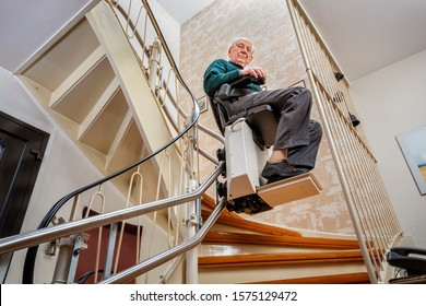 Ältere Menschen auf der Treppe mit Treppenlift