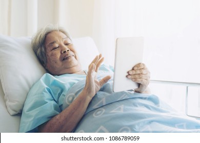 Elderly Patients In Hospital Bed Patients Using Smart Phone Call To Descendant Relatives Feel Happy Ness - Medical And Healthcare Concept