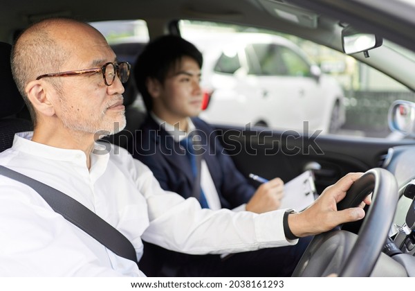 Elderly people\
taking training in driving a\
car