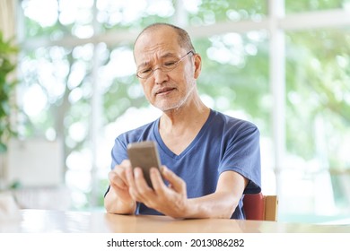 Elderly People Who Have Difficulty Seeing Smartphones With Presbyopia