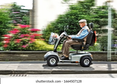 Ein älterer Mensch fährt ein Elektrofahrzeug