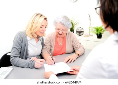ältere ältere ältere ältere Frau mit Unterschrift als Zeugnis über das Erbe in einem Notar 
