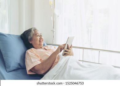 Elderly Senior Woman Patients In Hospital Bed Patients Using Smart Phone Call To Descendant Relatives Feel Happiness - Senior Female Medical And Healthcare Concept