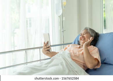 Elderly Senior Woman Patients In Hospital Bed Patients Using Smart Phone Call To Descendant Relatives Feel Happiness - Senior Female Medical And Healthcare Concept