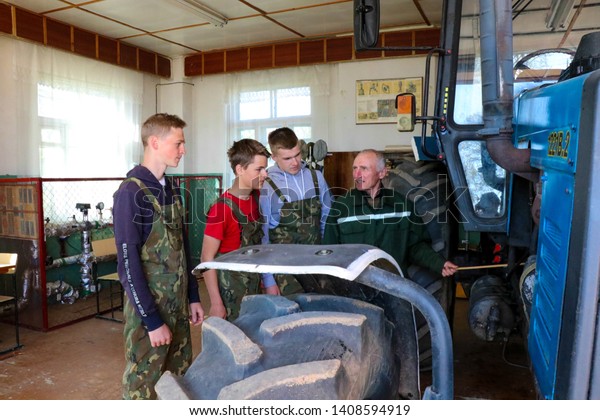 Elderly teacher teaches auto mechanics.\
Belarus/Oshmyany/10 May\
2019