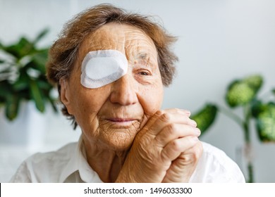 Elderly Use Eye Shield Covering After Cataract Surgery.