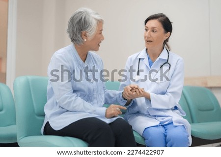 Elderly woman checkup Discuss the symptoms with the doctor and listen carefully.