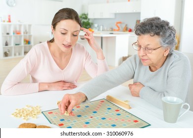 Ältere Frau, die Brettspiel spielt