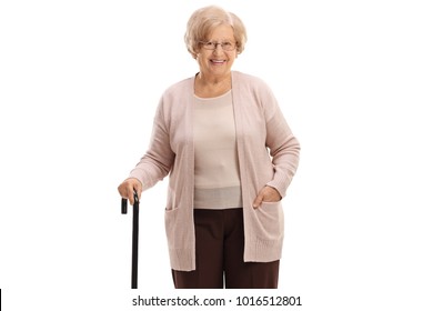 Mujer mayor con bastón que mira la cámara y sonriente aislada en fondo blanco