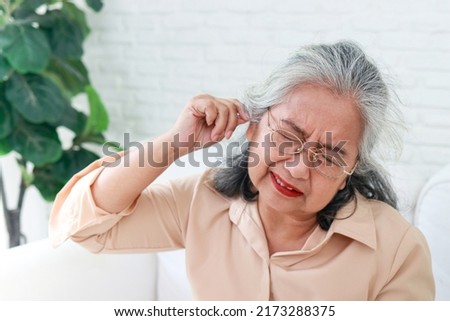 Elderly women use cotton buds to pick up earwax. Causing some of the earwax to stick to the eardrum causing the earwax to clog. concept of health care nursing Foto stock © 