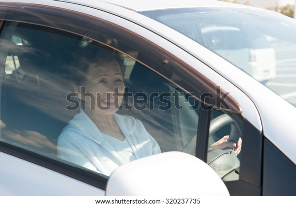 Elderly women who are driving
a car