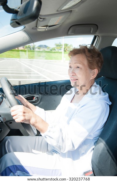 Elderly women who are driving\
a car