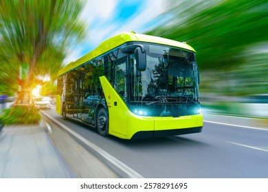 Autobús eléctrico con faros encendidos en la calle en movimiento efecto de velocidad borrosa entre los árboles.