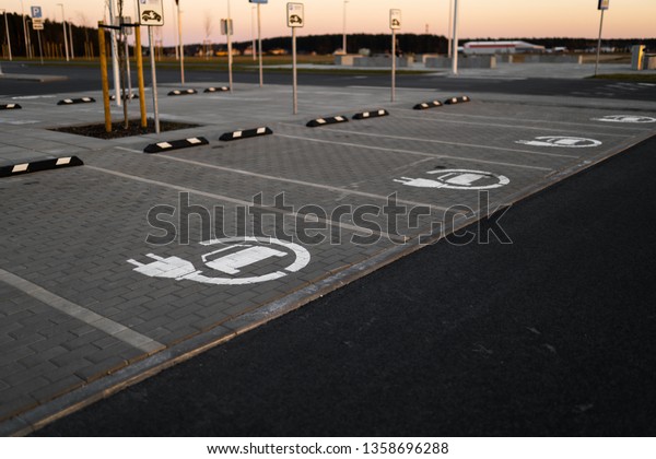 Electric car free charge\
- Empty parking lots during Golden Hour sunset at a popular typical\
Shopping centre