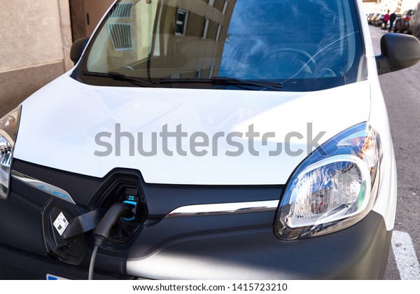 electric car outlet in
charge