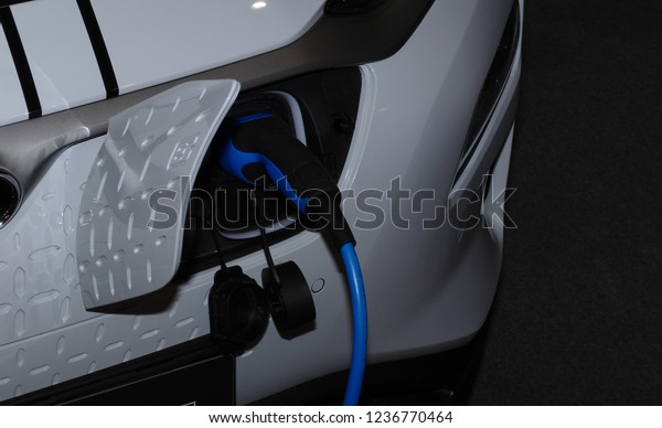 electric car power\
plug
