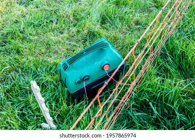 Electric fence with electricity and battery