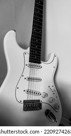 Electric guitar fender Stratocaster white