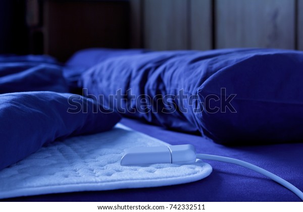 Electric heating\
blanket on a bed at night, thermotherapy for fibromyalgia syndrome\
and other rheumatic\
diseases
