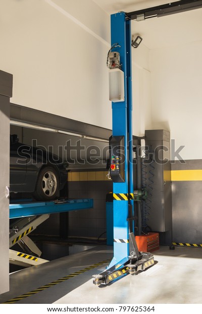 Electric lift in car\
service