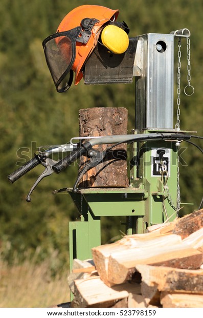 Electric log splitter\
with wood and trunks