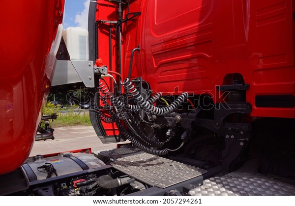 Electric and pressure cables. Connections between the\
truck and its trailer.\
