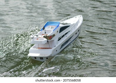 Electric radiocontrolled modelboat running in a lake