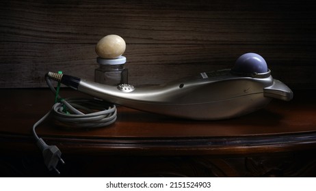 Electric reflexology device that works by generating vibrations for therapy at acupuncture points                               