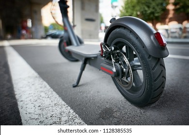 Электрический скутер на дороге