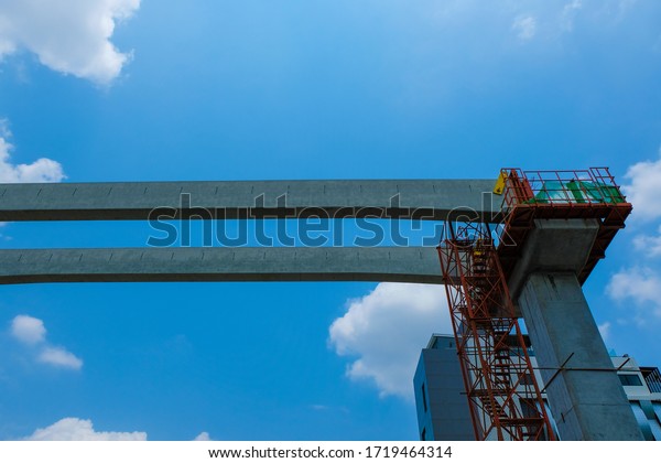 Electric\
train construction of Metropolitan Rapid Transit. Railway posts.\
The construction of a monorail. Yellow\
Line.