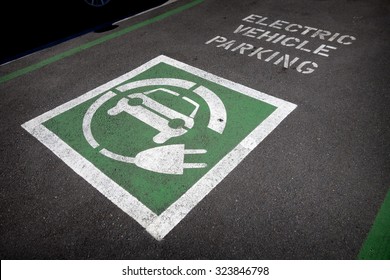 26,014 Electric vehicle parking Images, Stock Photos & Vectors ...