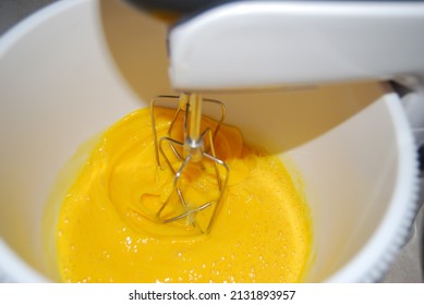 With the electric whisks we assemble the eggs and sugar. They are ingredients for making the cake or prepare an eggnog.