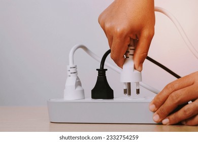 Los electrodomésticos se enchufan todos los enchufes o enchufes juntos. Debido al riesgo de que se produzca un cortocircuito a causa del calor elevado acumulado en los cables.