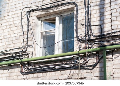 Câbles électriques sur le mur de la maison.
