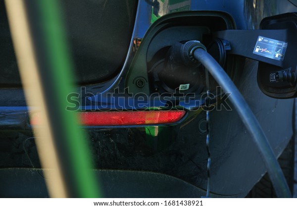 Electrical car
charging battery while
parking