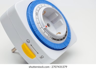 Electrical outlet with timer, mechanical timer on the outlet