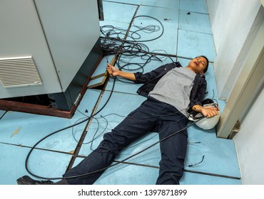 The electrician was unconscious due to the electric shock absorbed on the floor in the electrical control room in Asia.