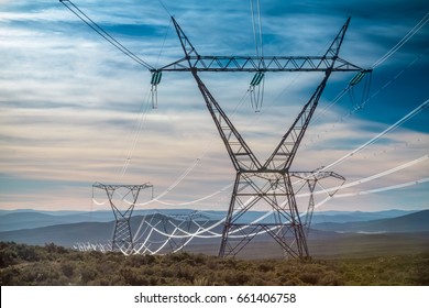 Pylon de electricidad con luz de la madrugada brillando por los cables en Sudáfrica 