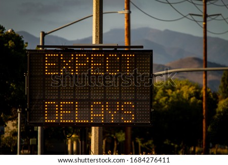 Electrionic traffic sign stating Expect Delays withtraffic