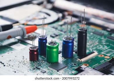 Electrolytic capacitor group placed on electronic circuit board