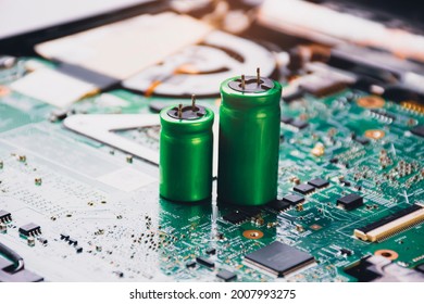 Electrolytic capacitor group placed on electronic circuit board