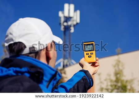 Electromagnetic radiation measuring under mobile network tower
