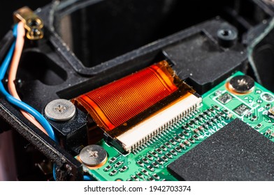 Electronic board with connected flat cables for connecting a chip close-up