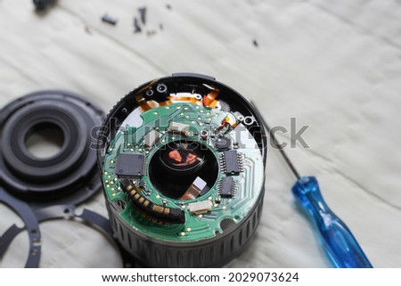 Electronic Circuit inside of a DSLR camera lens